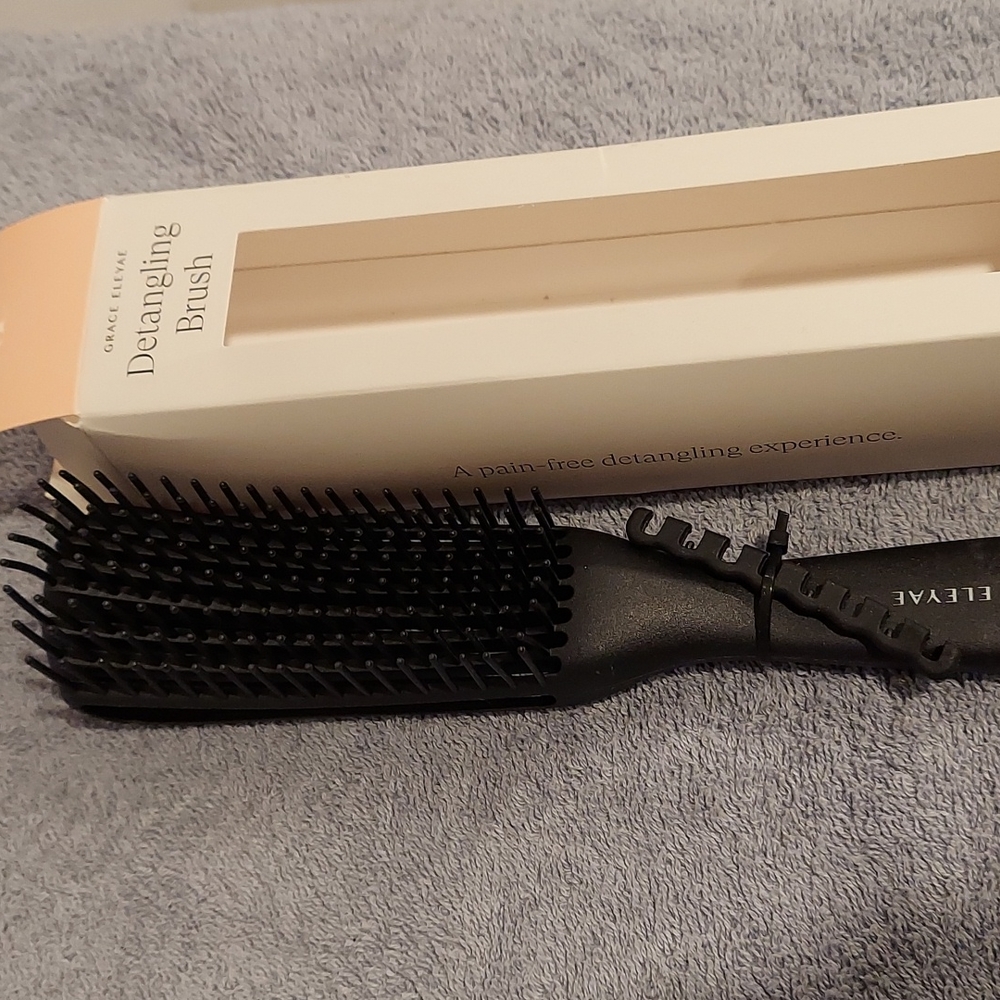 Detangling brush ergonomic brush painlessly removes nuts and D tangles